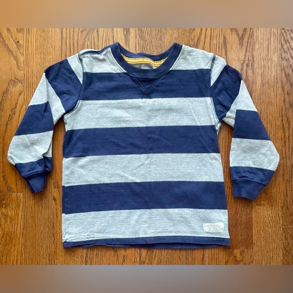 Carter’s size 4 long sleeve sweatshirt tee